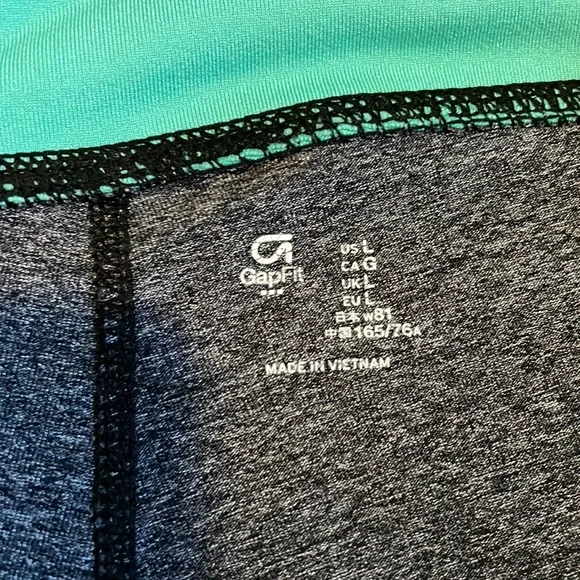GAP fit work out capris - Picture 2 of 3